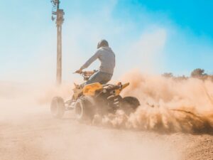 un homme conduit un quad