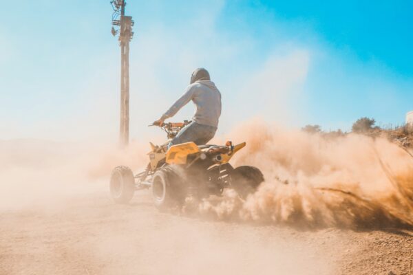 un homme conduit un quad